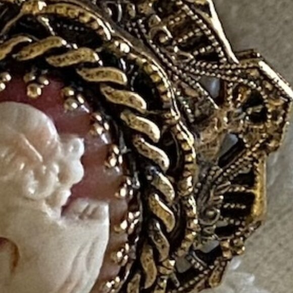 Vintage SHELL CAMEO Victorian BROOCH ~ 3-layer ANTIQUED GOLD FILIGREE Setting - Picture 5 of 8